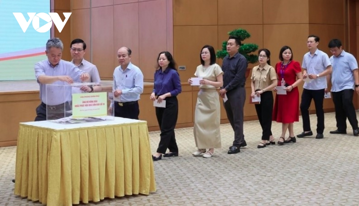 PM, Government Office donate to support recovery from storms and floods